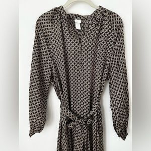 H&M printed button up maxi dress. Size 0. Belted waist, great condition.